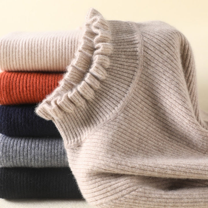 Dolcevita elegante donna, maglione aderente con volant, perfetto per l'inverno casual e alla moda.