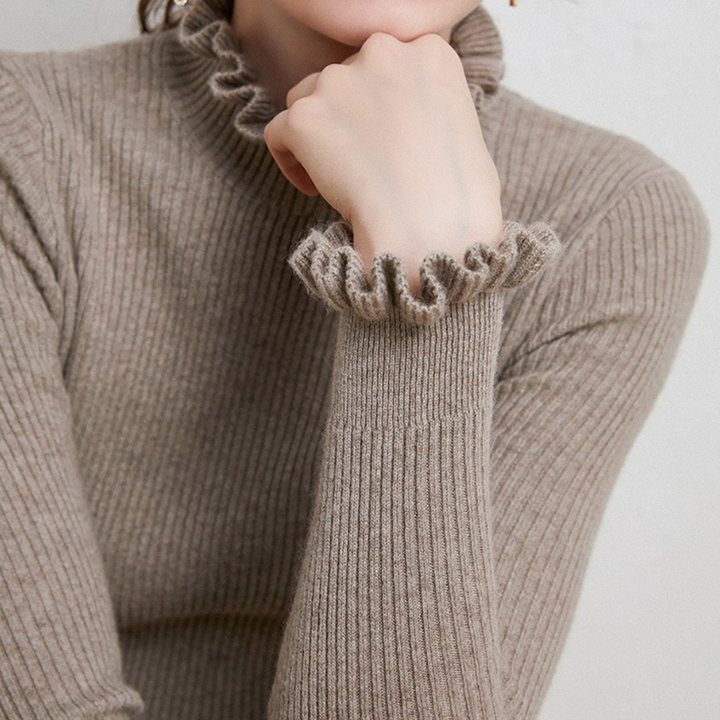 Maglione dolcevita donna elegante con collo alto e volant, perfetto per l'ufficio e l'inverno.