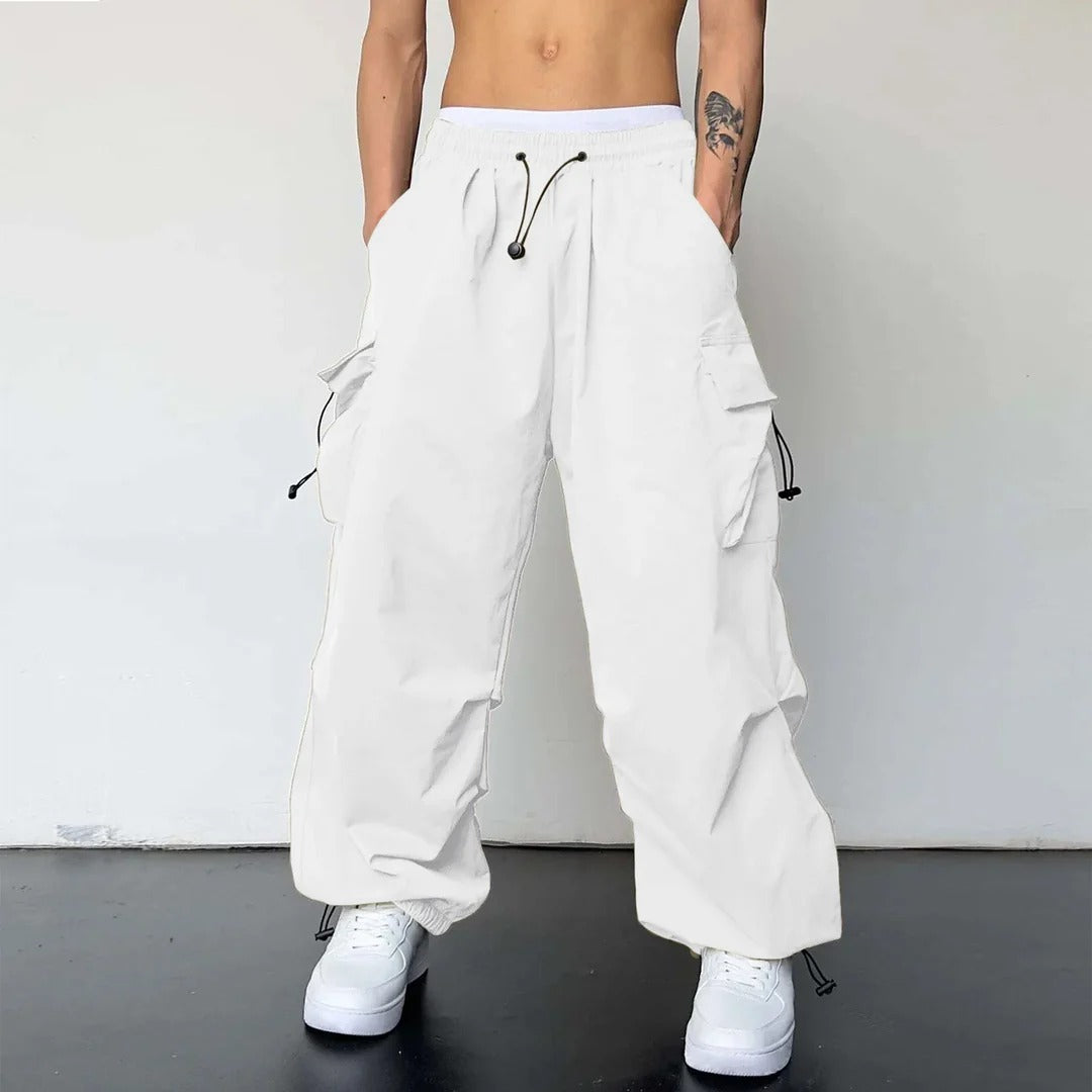 Pantaloni cargo uomo resistenti, tessuto robusto con multitasche pratiche. Look casual e funzionale per abbigliamento maschile.