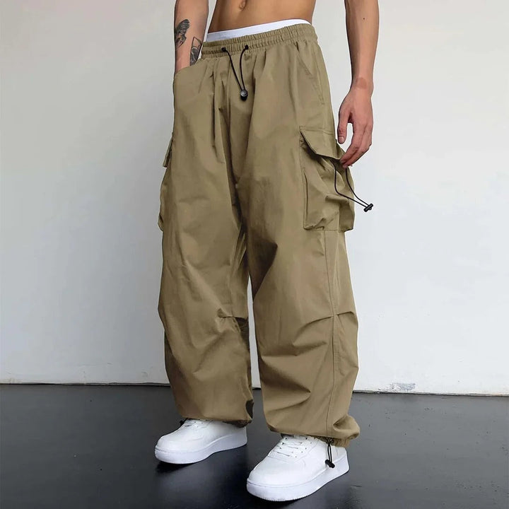 Pantaloni cargo uomo con multitasche, resistenti per libertà di movimento. Stile urbano, casual e pratico per ogni avventura.