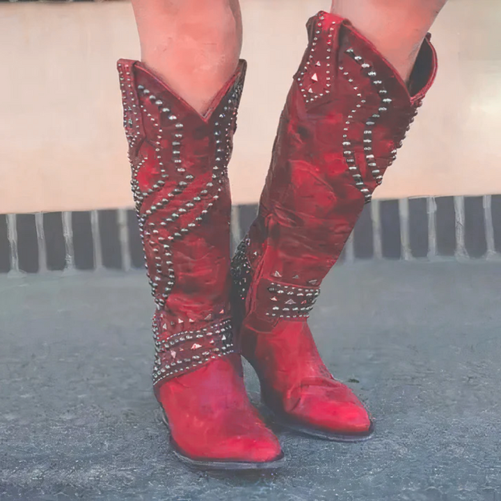 Calzature donna: stivali rossi con borchie, offrono comfort e stile per ogni giorno, perfetti per l'autunno inverno.