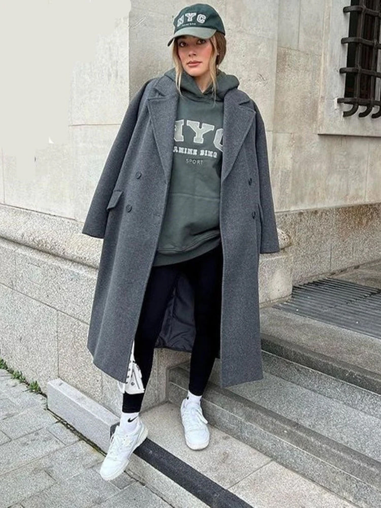 Cappotto lungo da donna effetto lana con moderni revers. Un capo iconico per la moda invernale femminile.