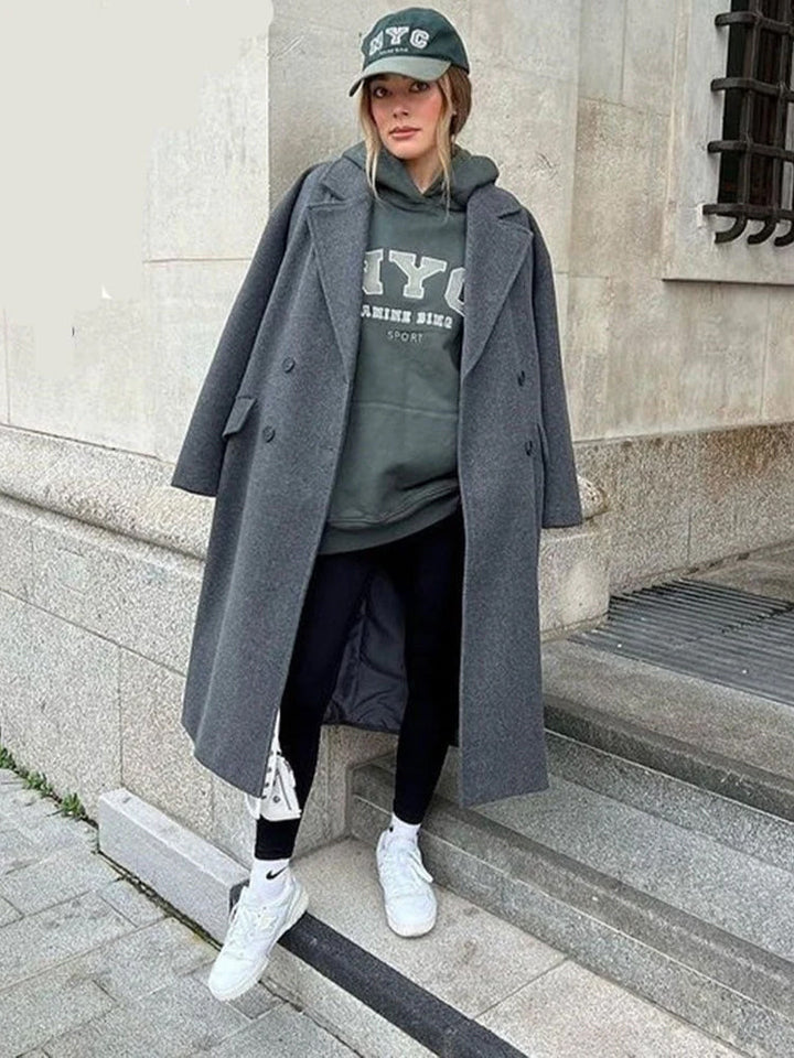 Cappotto lungo da donna effetto lana con moderni revers. Un capo iconico per la moda invernale femminile.