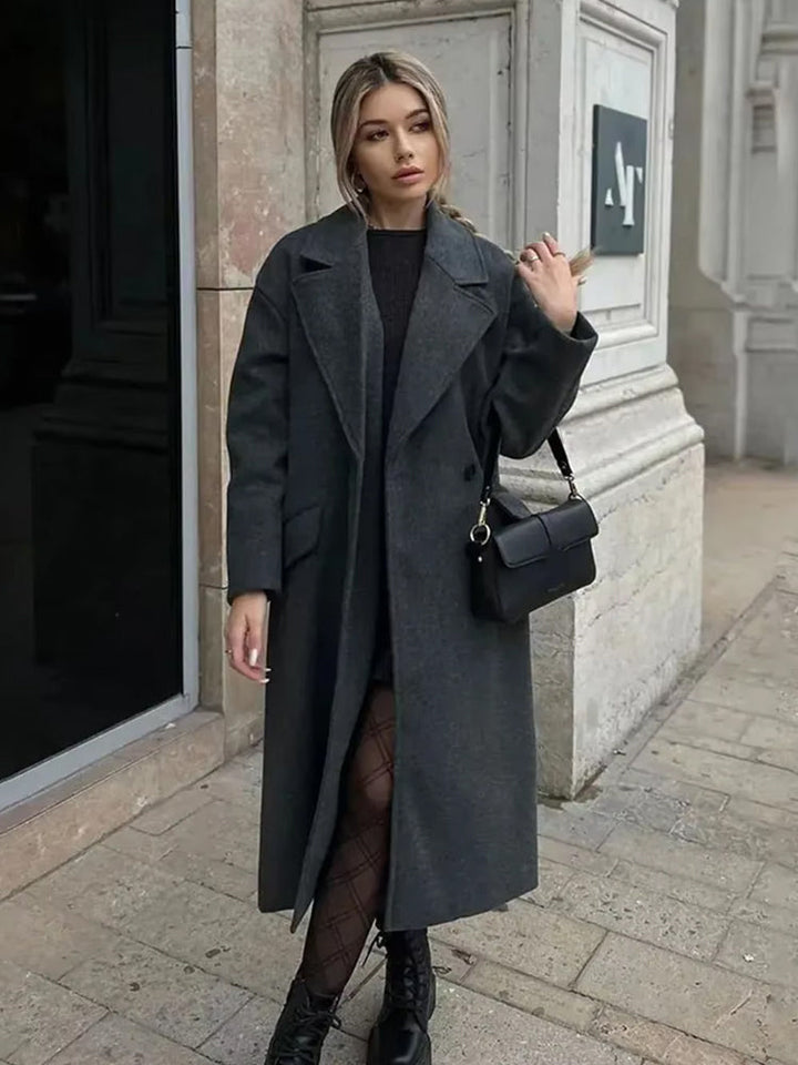 Cappotto lungo donna effetto lana con ampi revers e tasche. Ideale per un look invernale elegante e alla moda.