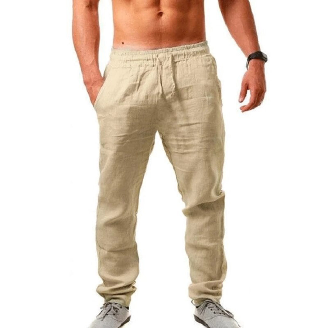 Dettaglio tessuto traspirante dei pantaloni uomo leggeri ideali per primavera ed estate.