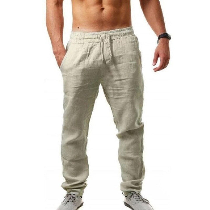Modello indossa pantaloni jogger uomo leggeri per un look estivo casual e confortevole.