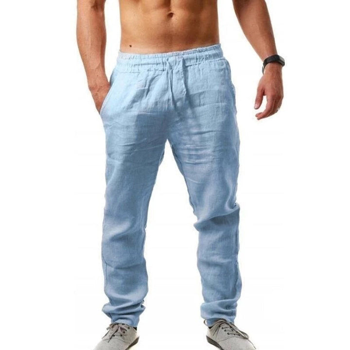 Vista frontale pantaloni uomo jogger leggeri in tessuto traspirante, perfetti per primavera ed estate.
