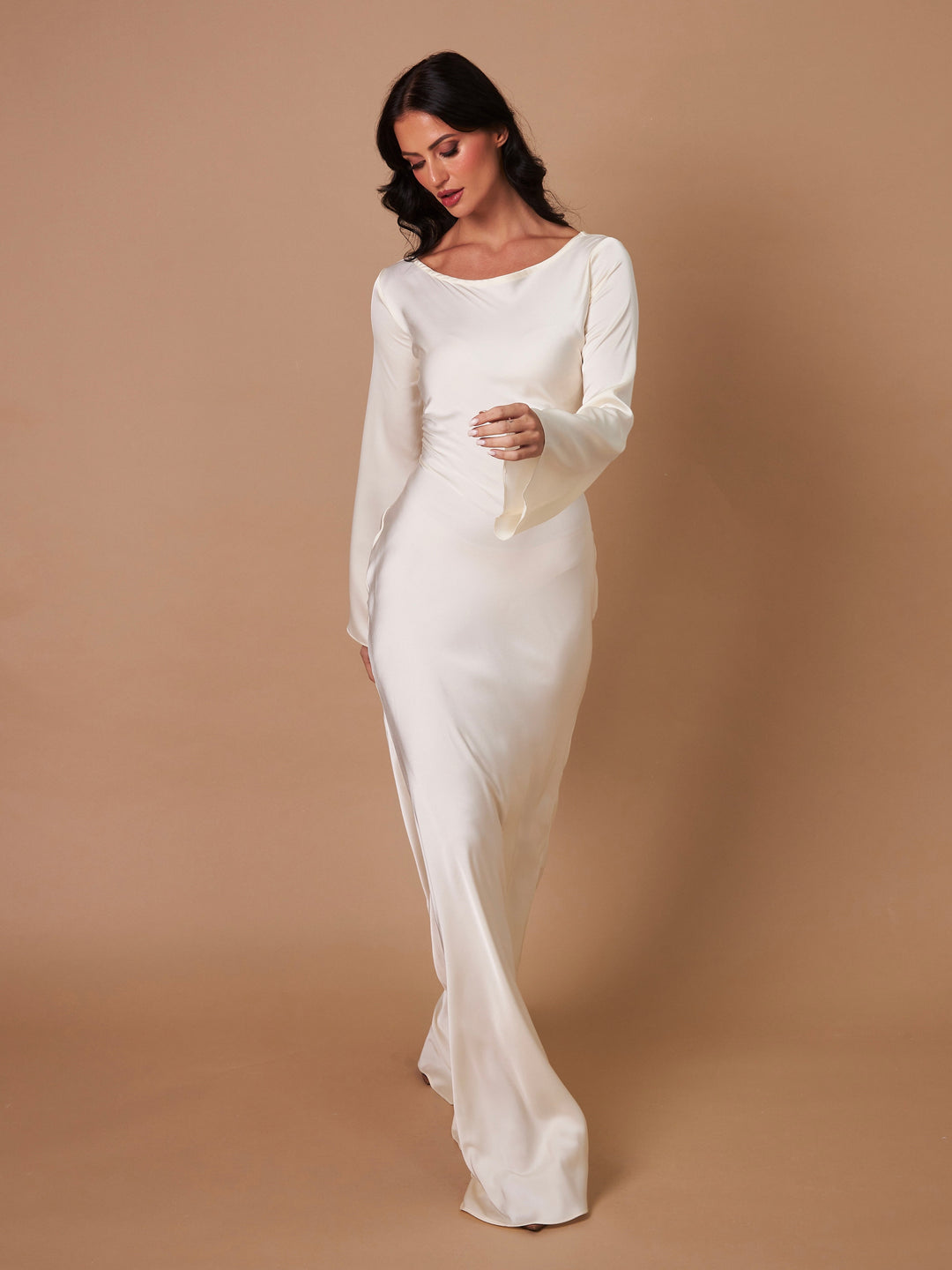 Maxi abito elegante per donna, maniche lunghe, ideale per la stagione autunnale.
