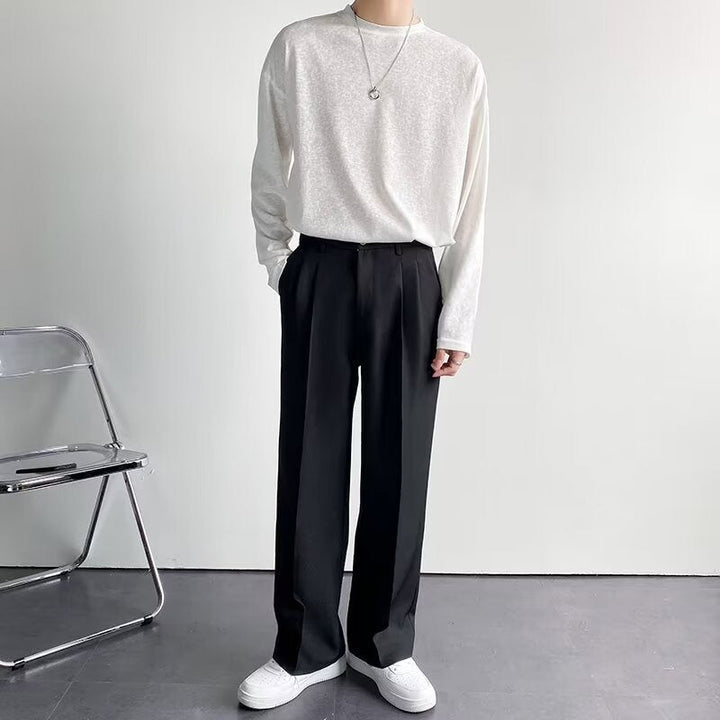 Pantaloni uomo streetwear slim fit, design sartoriale con pieghe. Un capo versatile per moda uomo casual ed elegante.