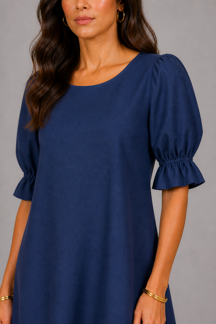 Vestito da donna blu navy, stile fluido e raffinato, ideale per un outfit chic e abbigliamento versatile.