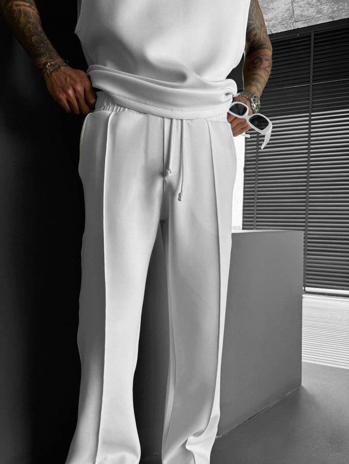 Completo per relax uomo, con top senza maniche e pantaloni sartoriali, perfetto per le serate estive.