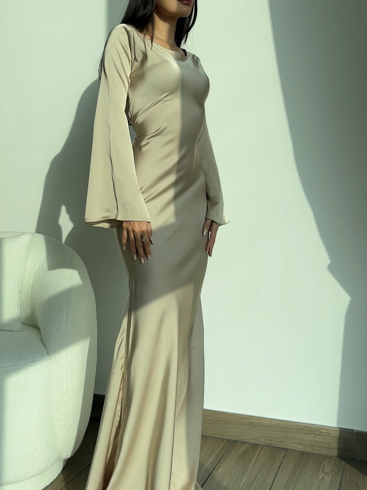 Vestito lungo e versatile per donna, maniche lunghe, ideale per l'autunno.