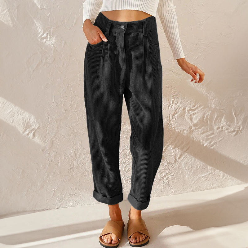 Moda donna: pantaloni a coste vita alta, ideali per outfit primaverili e autunnali, unendo stile e comfort.