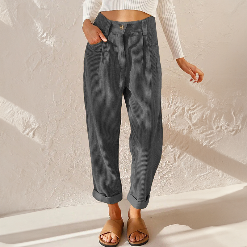 Pantaloni donna a coste fini, vita alta e vestibilità comoda, per un look quotidiano chic e versatile.