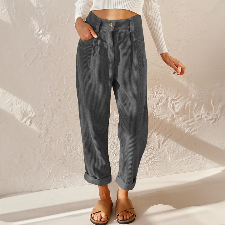 Pantaloni donna a coste fini, vita alta e vestibilità comoda, per un look quotidiano chic e versatile.
