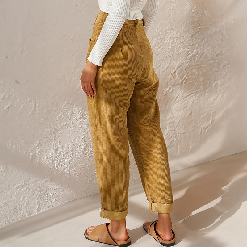 Pantaloni donna a coste morbide con vita alta, ideali per comfort e stile versatile in primavera/autunno.