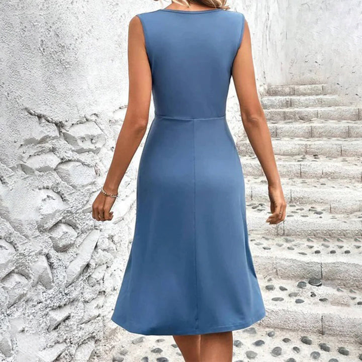 Abito donna estivo, fresco e comodo. Modello midi senza maniche con scollo a V per un look chic.