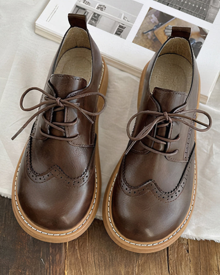 Calzature Oxford donna marroni, piatte e in pelle, offrono comfort e stile retrò per l'ufficio o il tempo libero.