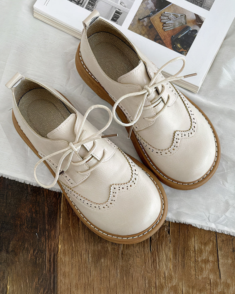 Scarpe Oxford donna in pelle color avorio, stile retrò vintage, ideali per outfit eleganti o casual chic.