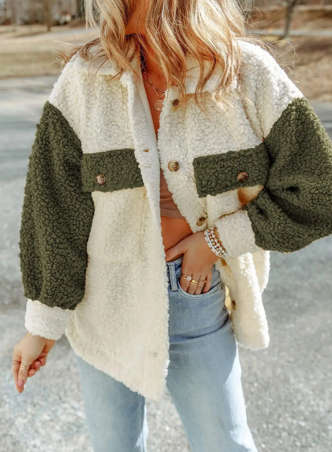 Giacca donna sherpa versatile per l'inverno, calda e comoda. Capospalla moderno per stile casual.