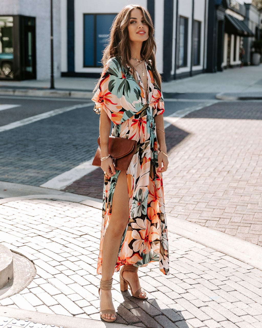 Vestito lungo elegante da donna, ideale per serate estive. Maxi abito con scollo a V e spacco, look raffinato.