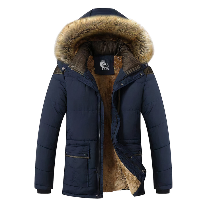 Dettaglio di un parka uomo in tessuto tecnico, cappuccio staccabile e chiusura a zip. Outerwear maschile per l'inverno. [[lstfy-media:3]]
