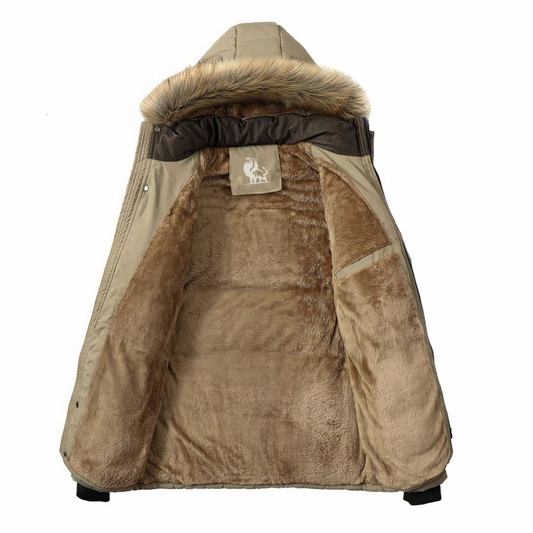 Uomo che indossa un parka invernale con cappuccio. Versatile cappotto uomo per affrontare il freddo con stile e comfort. [[lstfy-media:5]]
