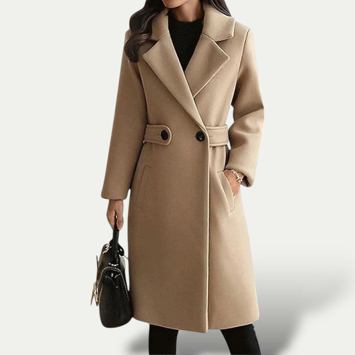Cappotto invernale donna elegante color cammello con cintura, ideale per un look sofisticato.