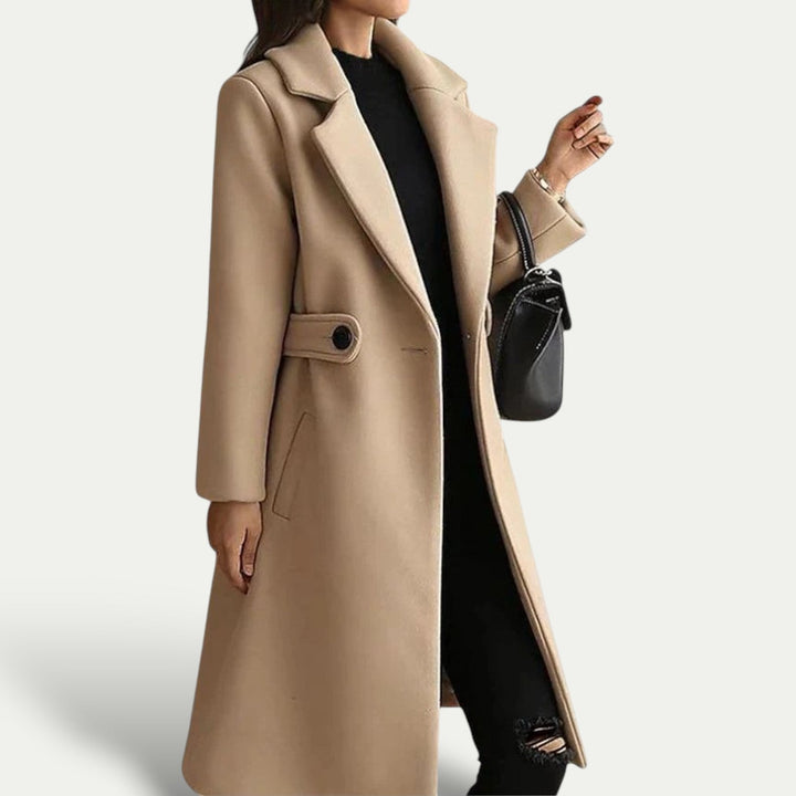 Elegante cappotto donna rosso con cintura, perfetto per la moda inverno. Abbigliamento di tendenza.