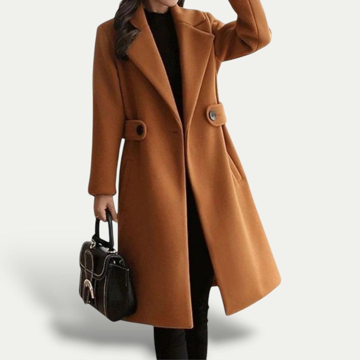Cappotto donna cammello con cintura, stile elegante per l'abbigliamento invernale. Moda donna.
