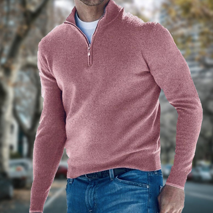 Dettaglio collo alto e mezza zip di un maglione uomo versatile. Maglieria elegante per un look maschile autunno inverno.