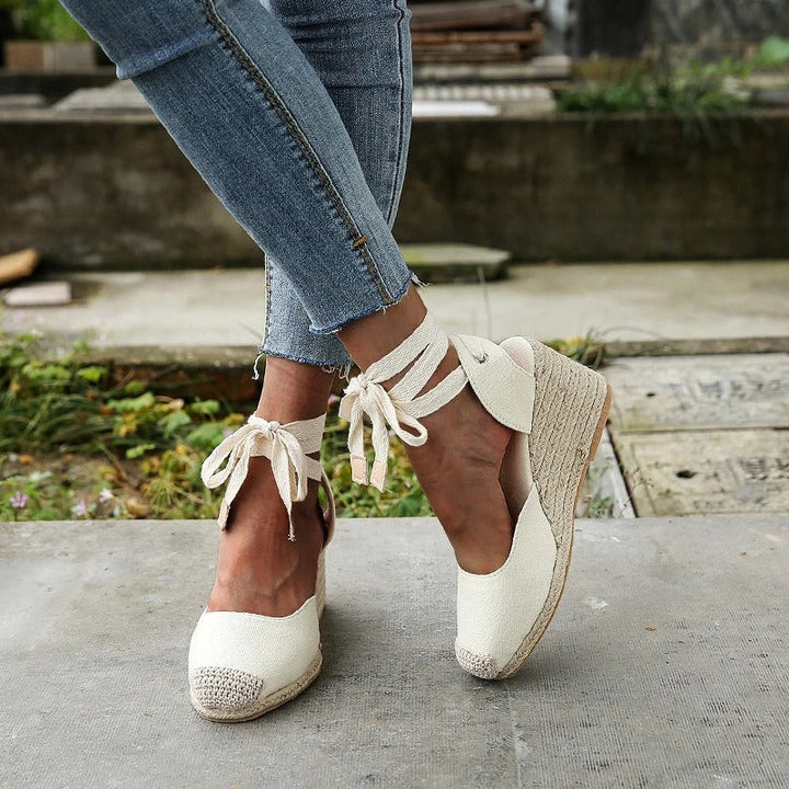 Sandali donna con zeppa comoda e fiocco elegante, perfetti per look estivi casual.