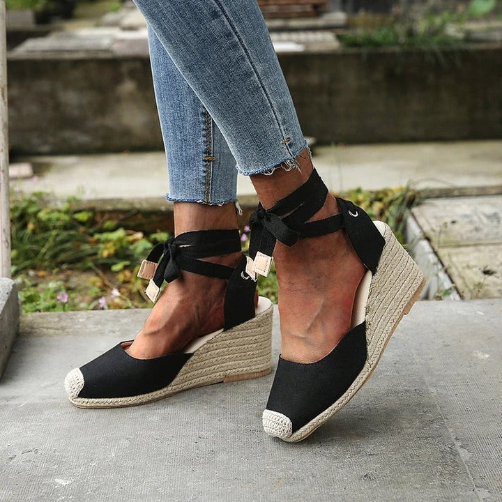 Eleganti sandali estivi da donna con zeppa e fiocco, ideali per vacanze e comfort.