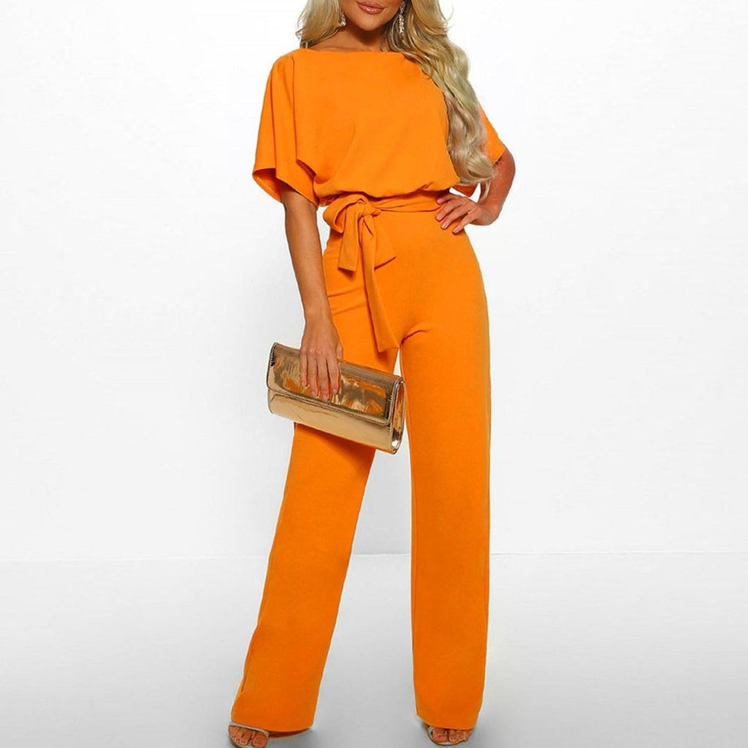 Tuta intera donna elegante con cintura, pantaloni a gamba larga. Abbigliamento femminile moda casual chic.