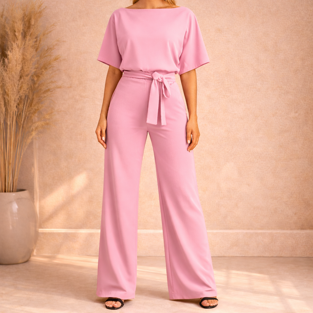 Modella indossa tuta donna elegante nera con fiocco, gamba larga, per un look chic da cerimonia serale.