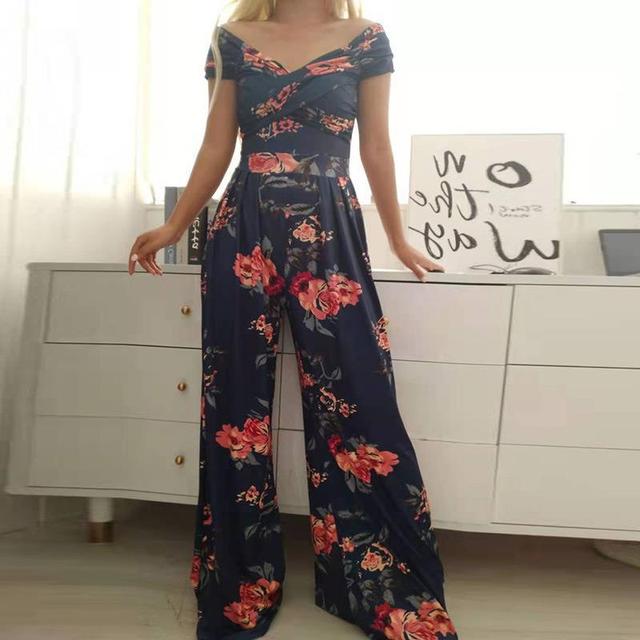 Tuta jumpsuit donna stampata con spalle scoperte, versatile per feste e outfit estivi eleganti.
