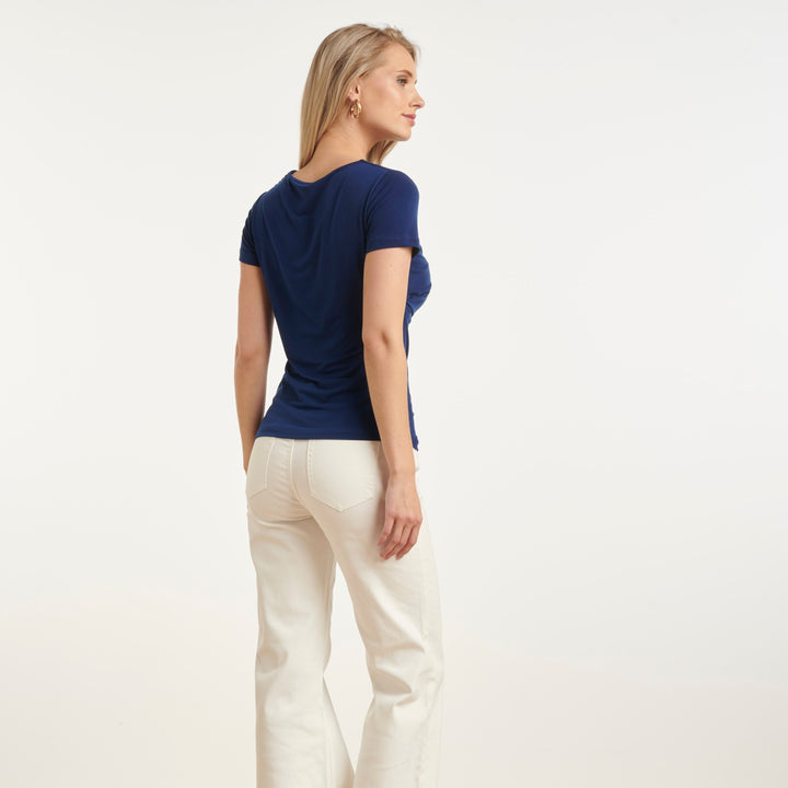 Top donna blu scuro elasticizzato con scollo asimmetrico e maniche corte. Eleganza e comfort garantiti.