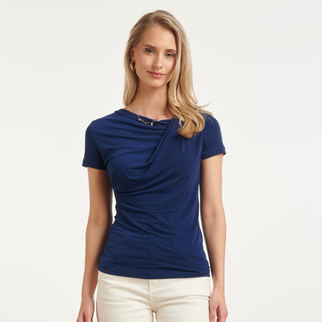Top donna elegante blu scuro, scollo asimmetrico e maniche corte. Ideale per un look raffinato.