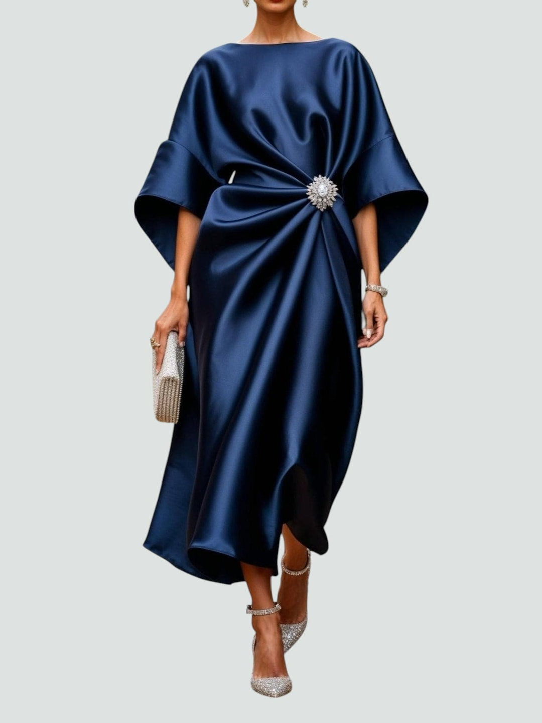 Abito elegante donna blu navy drappeggiato, con scollo a V e dettaglio gioiello. Ideale per serate speciali.