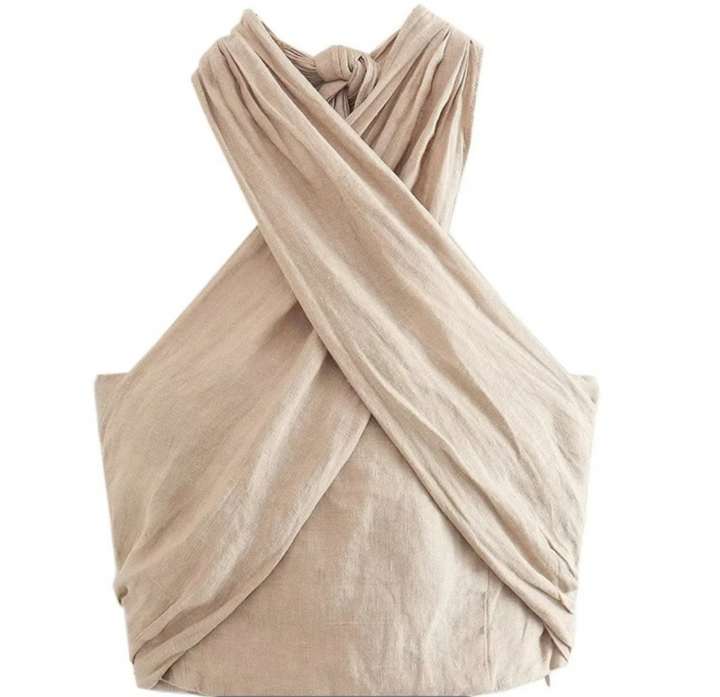 Elegante top corto halter da donna, stile trendy e aderente, per un look estivo moderno e alla moda.