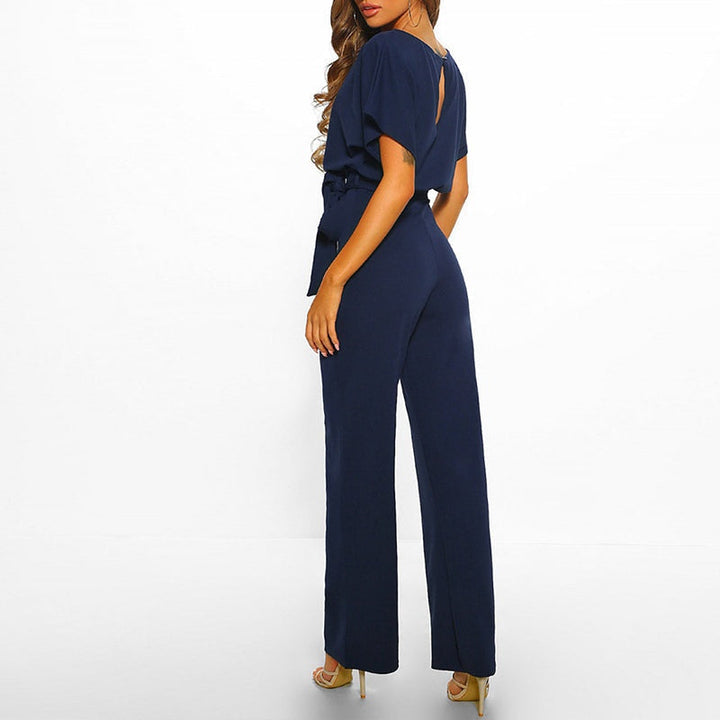 Completo tuta donna elegante con cinturino, stile classico per un abbigliamento femminile impeccabile.