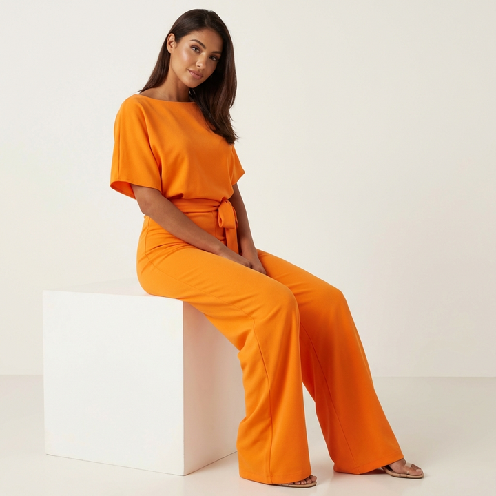Tuta elegante da donna con cintura fluida in vita, perfetta per un look sofisticato e moderno.