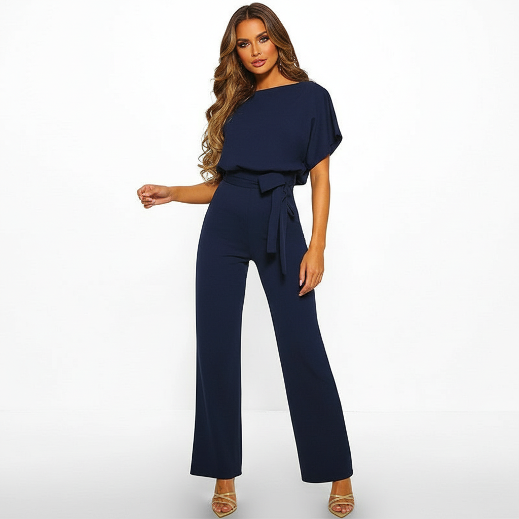 Tuta da donna elegante con maniche corte e cintura in vita, crea un outfit raffinato e moderno.