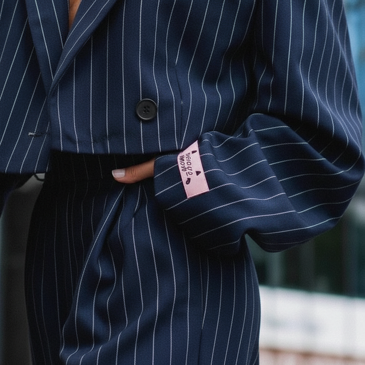 Pantaloni eleganti gessato donna grigio, abbinati al blazer. Ideale per un look professionale da ufficio.