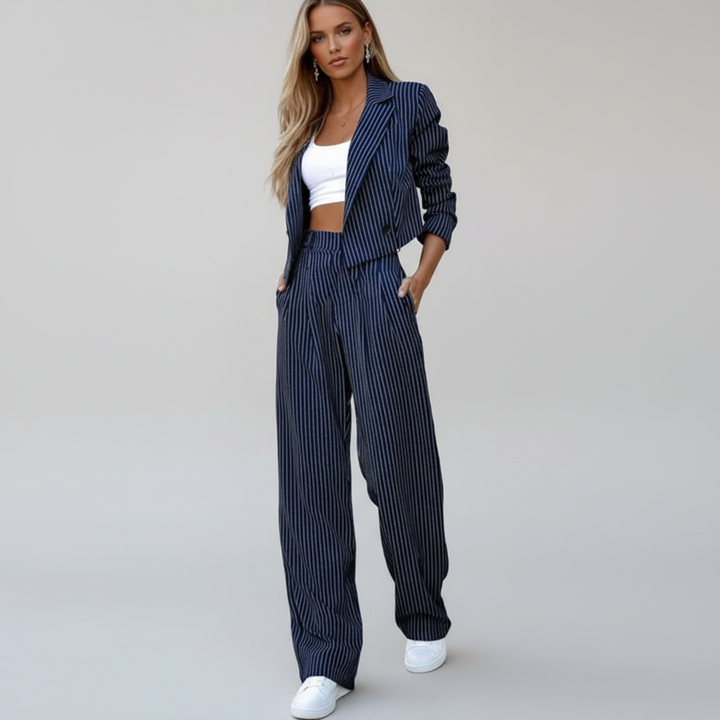 Completo tailleur donna gessato per ufficio. Blazer e pantaloni eleganti per un look professionale e alla moda.