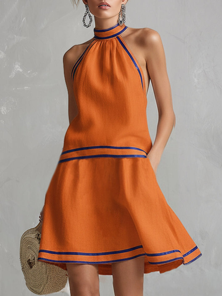 Mini abito donna estivo, scollo halter senza maniche e gonna svasata. Ideale per look casual o eleganti.