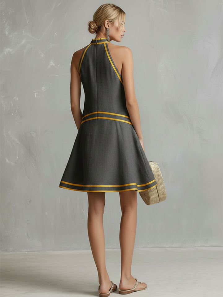 Mini abito donna chic con scollo halter, senza maniche e gonna svasata. Ideale per un outfit estivo casual o elegante.
