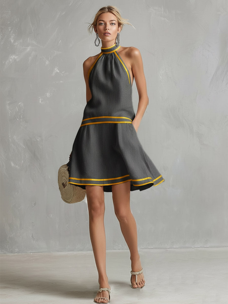 Mini abito donna in tessuto leggero, halter senza maniche e gonna svasata. Essenziale per l'estate, elegante e casual.