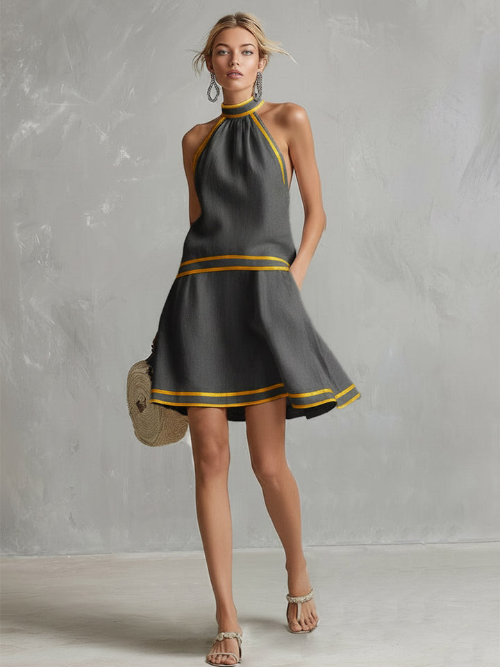 Mini abito donna in tessuto leggero, halter senza maniche e gonna svasata. Essenziale per l'estate, elegante e casual.