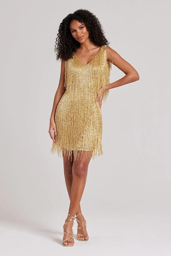 Mini abito da festa elegante donna con dettagli frangiati e scollo a V, stile moda glamour.
